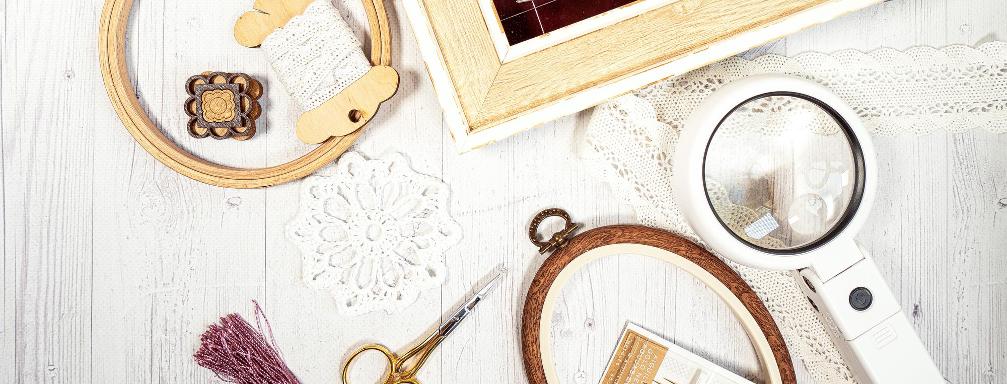 Interno atelier con tavolo e luci calde